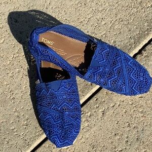 Toms bright blue crochet slip on